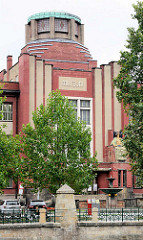 Eingang vom Ostböhmisches Museum in Hradec Králové / Königgrätz - Entwurf des Architekten Jan Kotěra, moderne tschechischen Architektur, fertig gestellt 1912; Figurenschmuck Vojtěch Sucharda.