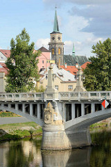 Steinbrücke über die Elbe in Nymburk / Neuenburg / Tschechien; Steinpfeiler mit Lampen, Kandelaber - im Hintergrund Kirchturm und Altstadt.