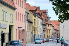 Strassenzug Über den Steinen in Aschersleben - Wohnhäuser / Geschäftshäuser, unterschiedliche Bauformen, Baustile.