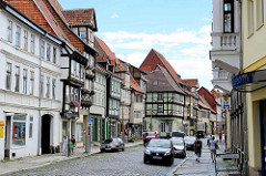 Geschäftsstraße in Quedlinburg, Einzelhandel - parkende Autos im Steinweg.