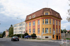Gründerzeit Mietshaus mit farbiger Fassade, schlichter Neubau mit Balkons, Architektur in Mělník.