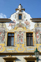 Wohnhaus in Kutná Hora / Kuttenberg - barocke Fassadenmalerei, Darstellung von WACLAW II, WLADISLAW II, WACLAW IV mit Wappen.