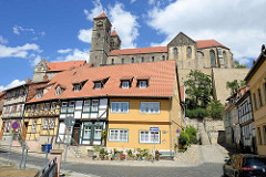 Wohnhäuser - Schlossberg von Quedlinburg mit Stiftskirche St. Servatius.
