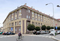 Mehrgeschossiger Wohnblock, Mietshaus - Architektur der 1930er Jahre in Hradec Králové / Königgrätz.