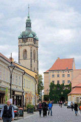 Fussgängerzone mit Aussengastronomie - Blick zum Schloss Mělník; Kirchturm der Kath. Propsteikirche St. Peter und Paul (Kostel sv. Petra a Pavla).