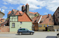 Wohnhäuser, Durchgangsstraße - Schlossberg von Quedlinburg mit Stiftskirche St. Servatius.