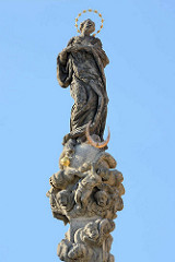 Marienskulptur / Mondsichelmadonna auf der Mariensäule in Kutná Hora / Kuttenberg - Strahlenkranz über dem Kopf, Mondsichel und Putten / Engel zu ihren Füssen.