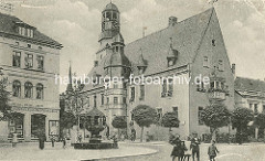 Historische Aufnahme vom Rathaus von Aschersleben / Baubeginn 1517 - 1885 zweistöckiger Anbau, Entwurf Stadtbaumeister Hans Heckner. Kern der Anlage ist der gotische Hauptturm. Der höhere Uhrenturm hat ein Uhrwerk von 1580 - zwei vergoldete Ziege