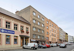 Straßenzug in Hradec Králové / Königgrätz - schlichte sozialistische Wohnblocks; einstöckiges Gründerzeitgebäude.