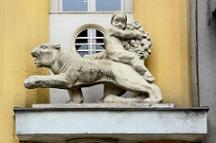 Dekorelement an einem Wohnhauser der Stadt Hradec Králové / Königgrätz; Architektur der 1920er / 1930er Jahre. Putte mit Früchten / Blumen reitet einen Panter.