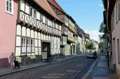 Fachwerkarchitektur, Kopfsteinpflaster in der Breiten Straße von Quedlinburg.