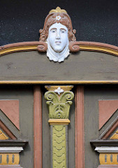 Detail historische Eingangstür, Holztür mit Jugendstilschnitzerei - alt + neu, Bilder aus Aschersleben.
