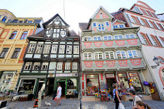 Alte Fachwerkgebäude in der Breiten Straße von Quedlinburg - re. vorkragendes Fachwerkhaus von 1560 im Stil der Frührenaissance, reiches Schnitzwerk und Malereien.