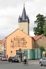 Stadtturm Schmaler Heinrich in Aschersleben - erbaut 1442; Torturm der ehem. Verteidigungsanlage der Stadt. Fassadendarstellung der Stadt Aschersleben mit Rathaus und den einzelnen Türmen