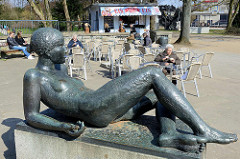 Liegender Frauenakt - Bronzeskulptur am Gorch Fock Wall; Bildhauer Edgar Augustin.