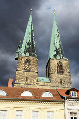 Kirchtürme der St. Nikolaikirche in Quedlinburg - dunkle Gewitterwolken.