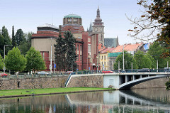 Blick über die Elbe zum Ostböhmisches Museum in Hradec Králové / Königgrätz - Entwurf des Architekten Jan Kotěra, moderne tschechischen Architektur, fertig gestellt 1912; Figurenschmuck Vojtěch Sucharda.
