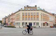 Straßenkreuzung in Hradec Králové / Königgrätz; Fahrradfahrer - Wohnhaus.