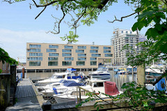 Neubauquartier, sogen. Marina auf der Schlossinsel im Harburger Hafen - im Vordergrund liegen Sportboote am Steg.