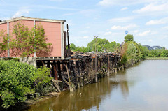 Im Mai 2016 abgebrannte denkmalgeschütze Lagerhäuser am Neuhäuser Damm / Marktkanal in Hamburg Veddel.