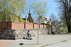 Klostermauern vom Sankt Klaren Kloster / Klarissenkloster Ribnitz; nach der Reformationwar die Anlage bis ins 20. Jahrhundert ein evangelisches Damenstift in der Stadt Ribnitz - jetzt Ribnitz-Damgarten.