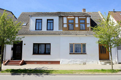 Doppelhaus in der Bergstraße von Ribnitz-Damgarten; eine Hälfte restauriert, mit neuen Fenstern - die andere Hälfte renovierungsbedürftig, mit freigelegtem Fachwerk.