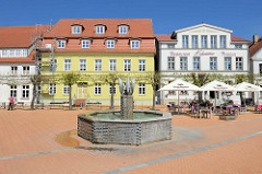 Marktbrunnen am Marktplatz der Stadt Barth - Wasserspeier Fische / Entwurf Bauhausschüler Wilhelm Löber, errichtet 1958.