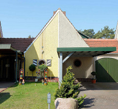 Gemeinsamer Schuppen eines Doppelhauses in der Waldstraße von Barth - unterschiedlich gestaltete Hausfassaden.
