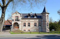 Backsteinvilla, grauer Ziegel mit roten Bändern - Wohnhaus in der Damgartener Chaussee von Ribnitz-Damgarten.