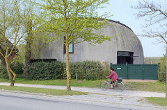 (Halb) Rundes Reetdachgebäude / Neubau mit bis zum Boden gezogene Eindeckung; Dorfstrasse in Ahrenshoop - Architekt Roland Nörpel.