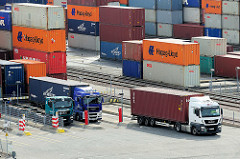 Lkw, Sattelschlepper werden mit Containern auf dem Terminal Altenwerder beladen.