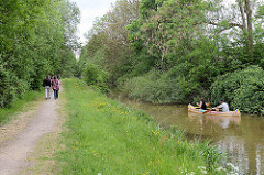 Wanderweg / Spazierweg an den Rathauswettern in Hamburg Wilhelmsburg - Fussgänger, ein Kanu fährt auf dem Kanal / Entwässerungsgraben.