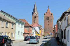 Dammtor, historische, mittelalterliche Befestigungsanlage in Barth; daneben der Kirchturm der Barther St. Marienkirche.