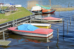 Hafen von Ribnitz Damgarten - Motorboote am Steg.