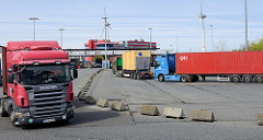 Zollabfertigung auf dem HHLA Container Terminal Altenwerder - Lastwagen mit Containern fahren durch die Zollkontrolle im Hamburger Hafen.