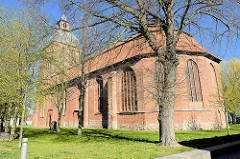 Marienkirche in Ribnitz-Damgarten; ursprünglich dreischiffige spätromanische Hallenkirche aus dem 13. Jahrhundert - mehrmaliger Umbau; quadratischer Kirchturm von 1455.