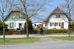 Wohnhäuser, Einzelhäuser mit unterschiedlicher Dach- und Fassadengestaltung - gemeinsamer rückwärtiges Gebäude mit Satteldach, genutzt als Ferienwohnung / Garage; Ostseebad Ahrenshoop.