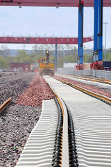 Erweiterungsarbeiten auf dem Containerbahnhof Hamburg Altenwerder; die Gleisanzahl wird von sieben auf neun erhöht - die Kapazität des Containerumschlags soll auf 769 000 TEU / Standardcontainer erhöht werden.
