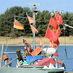 Hafen / Nothafen Darßer Ort bei Prerow im Nationalpark Vorpommersche Boddenlandschaft. Fischerboote mit roten Flaggen, die ausgelegte Fischernetze markieren.