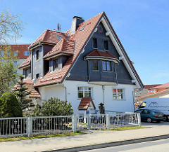 Musterdach eines Dachdecker-Handwerkers; Hausfassade mit Schindeln verkleidet - Mansardenfenster mit Ziegel eingedeckt - Körkwitzer Weg in Ribnitz-Damgarten.
