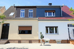 Doppelhaus in der Bergstraße von Ribnitz-Damgarten - unterschiedliche Fassadengestaltung - Dachmansarde mit Schindeln verkleidet.