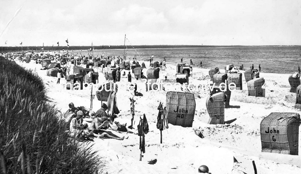 Historische Bilder Foto Historisches Bild Aus Dem Ostseebad Prerow Familien Sitzen Im Sand Am Strand Der Ostsee Badekleidung Ist Zum Trocknen Auf Stocken Aufgehangt Strandkorbe Stehen In Sandburgen