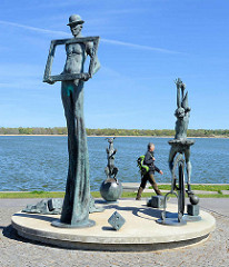 Bronzeskulpturen an der Hafenpromenade von Ribnitz-Damgarten - der Zirkus kommt, Bildhauer Jo Jastram.