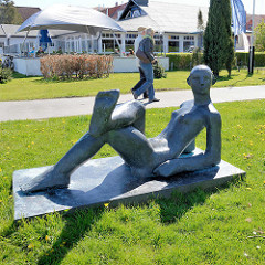 Bronzeskulptur, liegende nackte Frau an der Hafenpromenade von Ribnitz-Damgarten; Fischländer Muse - Bildhauer Reinhard Buch, 2012.