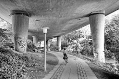 Straße auf Stelzen - Straßenführung der Bundesstraße 75 ( B 75 ) in Hamburg Harburg; Fahrradweg / Fußweg unter der Staßenführung.