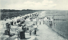 Historische Aufnahme vom Badeort, Ostseebad Zingst - Sandburgen mit Strandkörben, Badegäste am Strand.