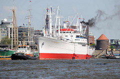 Das Hamburger Museumsschiff Cap San Diego wird mit Schlepperhilfe in die Fahrtrinne der Elbe vor den Landungsbrücken geschleppt.