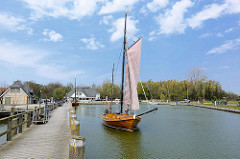 Zeesenboot im Hafen von Althagen / Ostseebad Ahrenshoop. Das Zeesenboot ist ein Fischerboot und hat einen geringen Tiefgang - so ist es sehr gut geeignet für das Fischen in den flachen Küsten- und Boddengewässern; bei der Fangtechnik der  Zeesenfisch