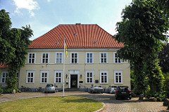 Das alte Hannoversche Amtshaus Wilhelmsburg wurde 1724 auf den Grundmauern der Grotenburg errichtet. 1865 wird das Gebäude verkauft und als Kirchdorfer Schule genutzt. Seit Mitte des 20. Jahrhunderts hat dort das Museum Elbinsel seinen Sitz.