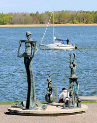 Bronzeskulpturen an der Hafenpromenade von Ribnitz-Damgarten - der Zirkus kommt, Bildhauer Jo Jastram.